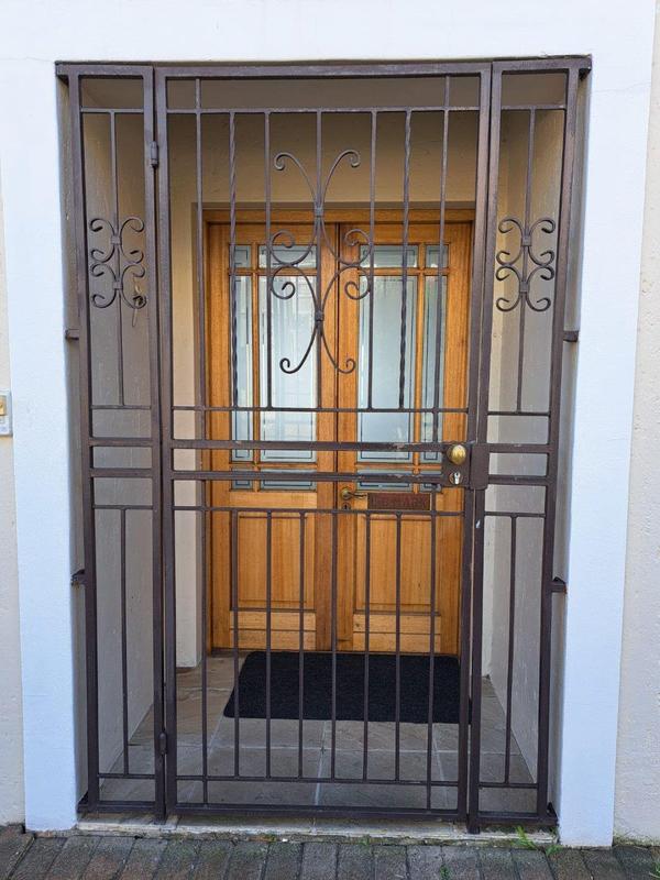 To Let 5 Bedroom Property for Rent in Mossel Bay Western Cape